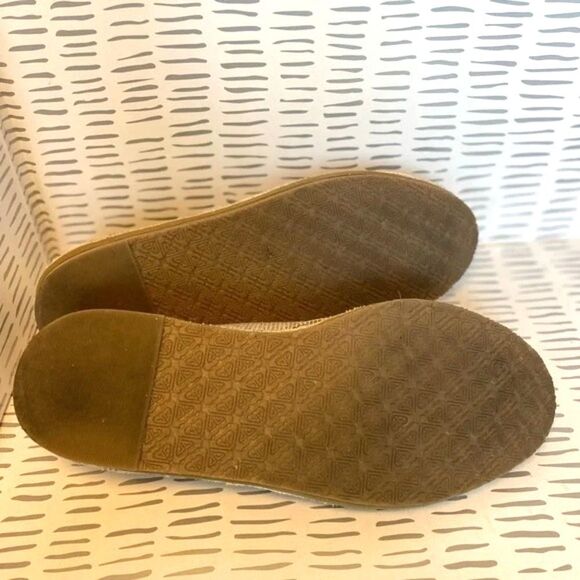 Roxy Gray and White Casual Beachy Canvas Shoes Women's Size 6 - Picture 6 of 7